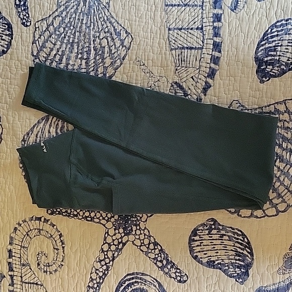 Alphalete workout leggings with pockets size S runs like an XS - Picture 2 of 3